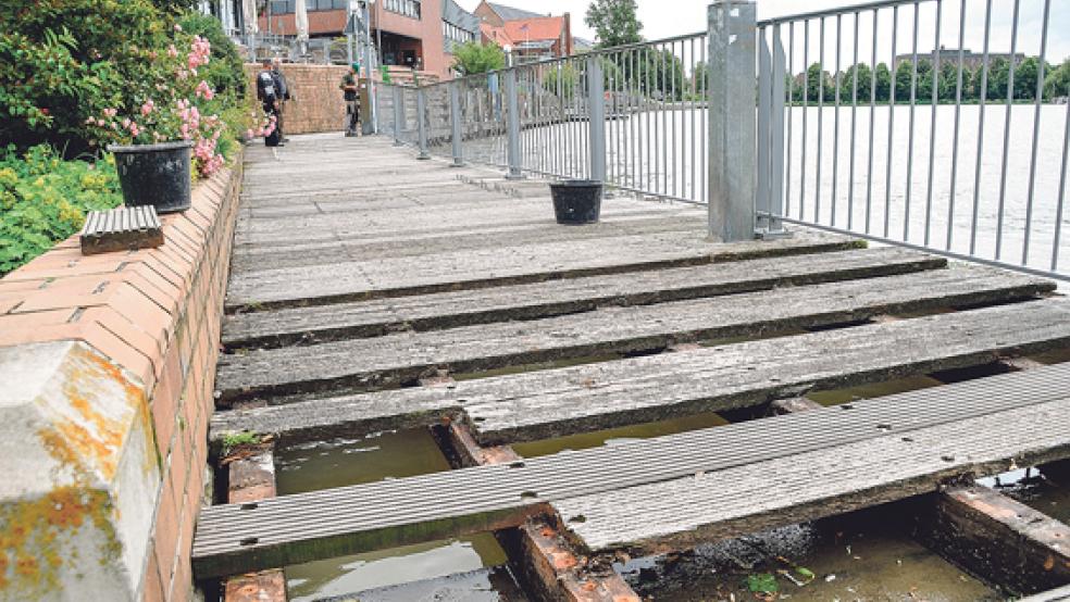 Die Sanierung der hölzernen Hafenpromenade in Leer hat am Montag begonnen. © Foto: Wieking