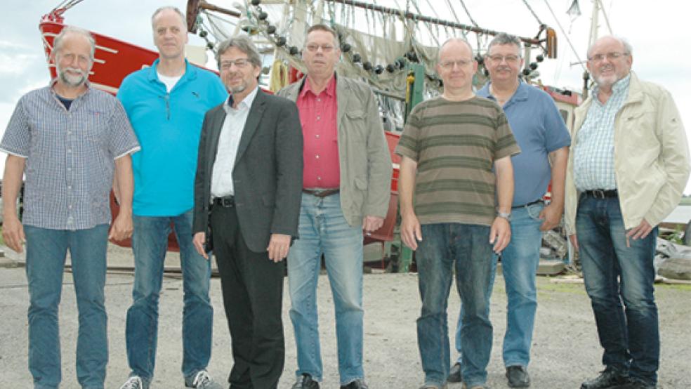 Am Ditzumer Hafen (von links): Anton Bruhns (Interessengemeinschaft »Fischerei in der Außenems«), Gerold Conradi (Landesfischereiverband), der SPD-Bundestagsabgeordnete Markus Paschke, SPD-Bürgermeisterkandidat Helmut Plöger, Jan Bruhns (Interessengemeinschaft »Fischerei in der Außen­ems«) sowie die SPD-Ratsherren Günter Harms und Jan Spin. © Foto: Szyska