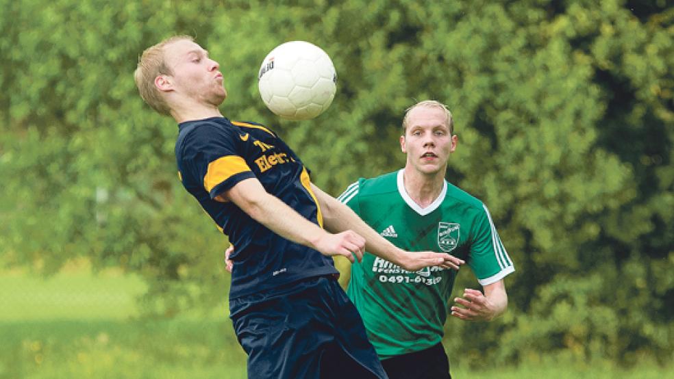 Im Test gegen Rhauderfehn setzte es für die Bingumer um Markus Geuken, der hier Matthias Tinnemeyer beobachtet, eine Niederlage. © Foto: Mentrup