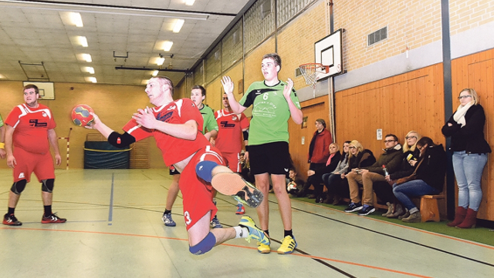 In den vergangenen beiden Spielzeiten waren die Handballer des SV Ems Jemgum und der HSG Weener/Bunde noch Kontrahenten in der Regionsliga. Nun spielen sie gemeinsam. © Foto: Bruins