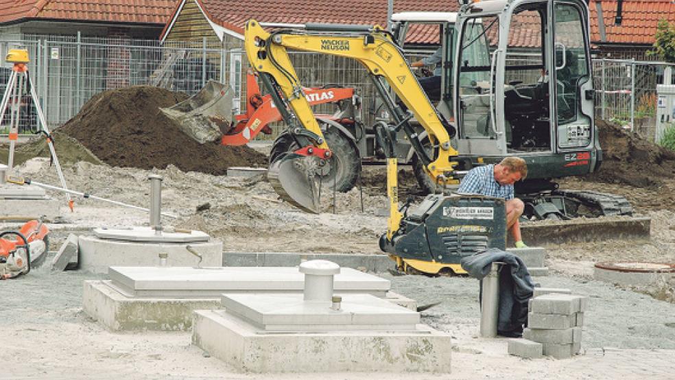 Die Pflasterarbeiten am Pumpwerk an der Blyhamer Straße hinter dem Feuerwehrhaus in Jemgum wurden vor einem Monat erledigt. Doch das Projekt bleibt ein Ärgernis, denn die Anlage selbst läuft noch nicht rund. © Foto: Szyska