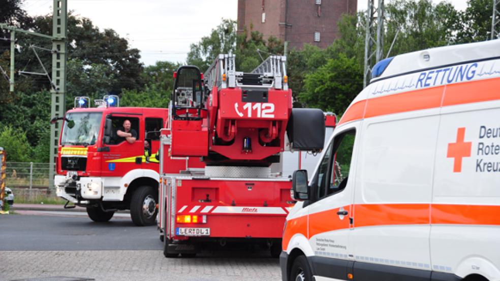 Feuerwehr und Rettungskräfte rückten zu einem vermeintlichen Brandeinsatz in der Annenstraße in Leer. Tatsächlich jedoch hatten Jugendliche mit Feuerlöschern hantiert. © Foto: Wolters