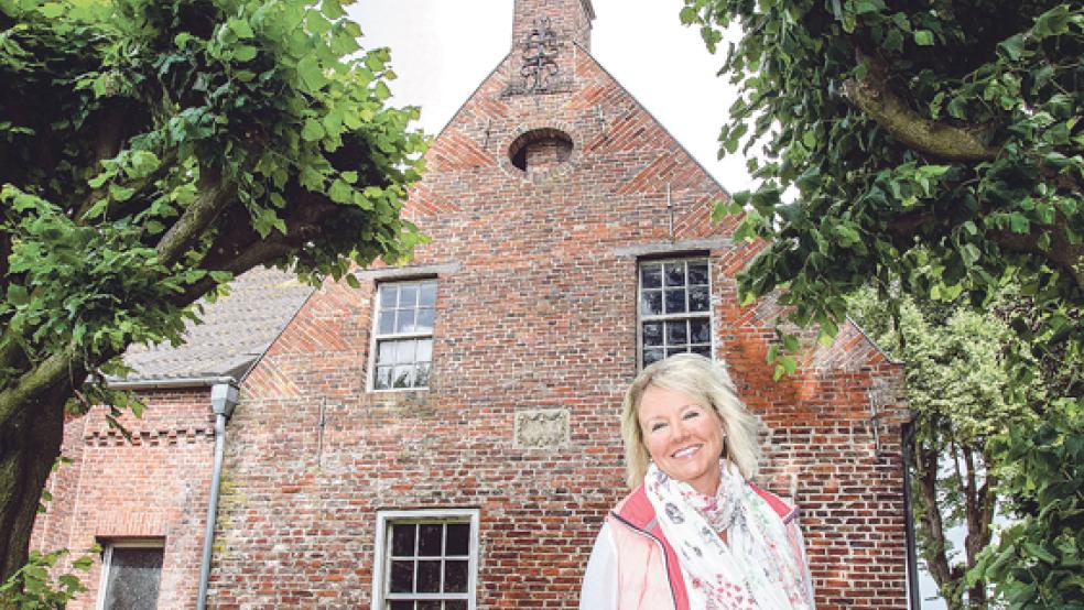 Ein Schmuckstück in Jemgumgaste erwacht bald zu neuem Leben: Bente Juhl vom Monumentendienst vor dem Steinhaus. Der Dienstleister für den Erhalt alter Gemäuer will hier im Herbst einziehen. © Foto: Hanken