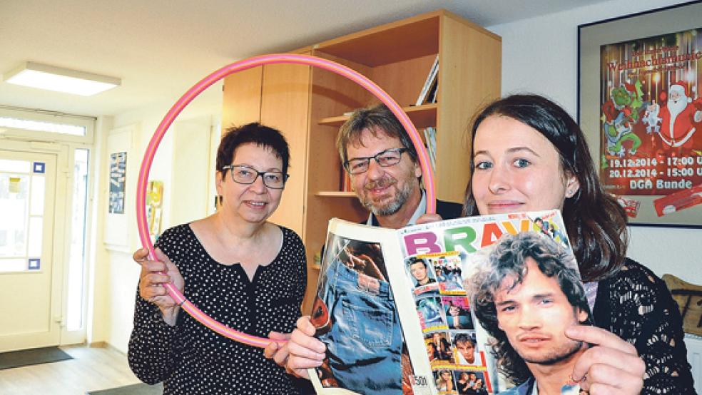 Alina Egger (rechts) stellte Markus Paschke und Karin Mertens (beide SPD) die Arbeit des Jugendbüros in Bunde vor. Es wurden auch die Requisiten für den neuesten Film des Jugendbüros unter die Lupe genommen.  © Foto: Boelmann