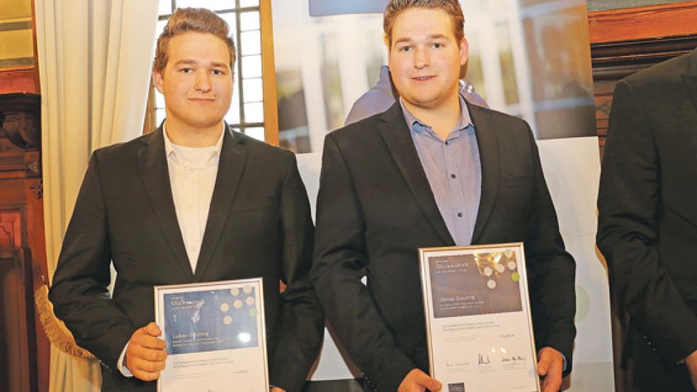 Doppelte Rheiderländer-Ehrung: Die Zwillinge Jonas (rechts) und Lukas Gosling haben beide den Beruf des Fachinformatikers in der System-Integration erlernt. Einer bei der Meyer-Werft, der andere bei Bünting. © Fotos: Software-Netzwerk Leer 