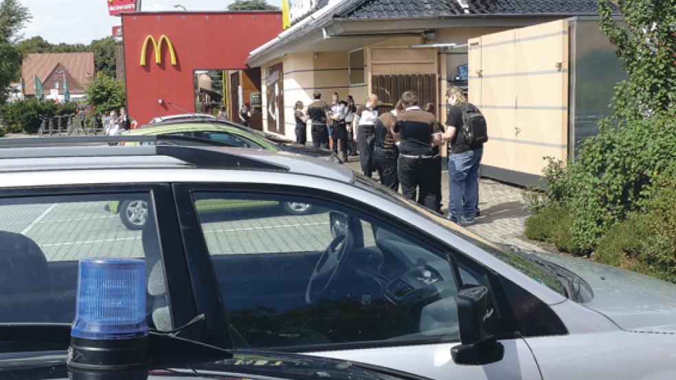 Um kurz nach 15 Uhr kam es heute im Mc Donalds Restaurant an der Papenburger Straße in Leer zu einer Rauchentwicklung. Das Schnellrestaurant wurde evakuiert. © Foto: Brüning