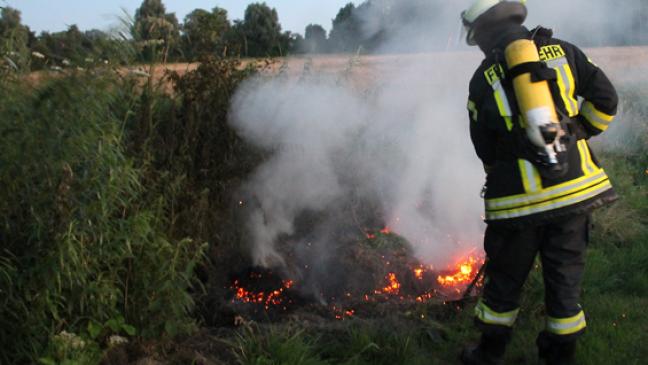 Feuerwehr löscht Flächenbrand
