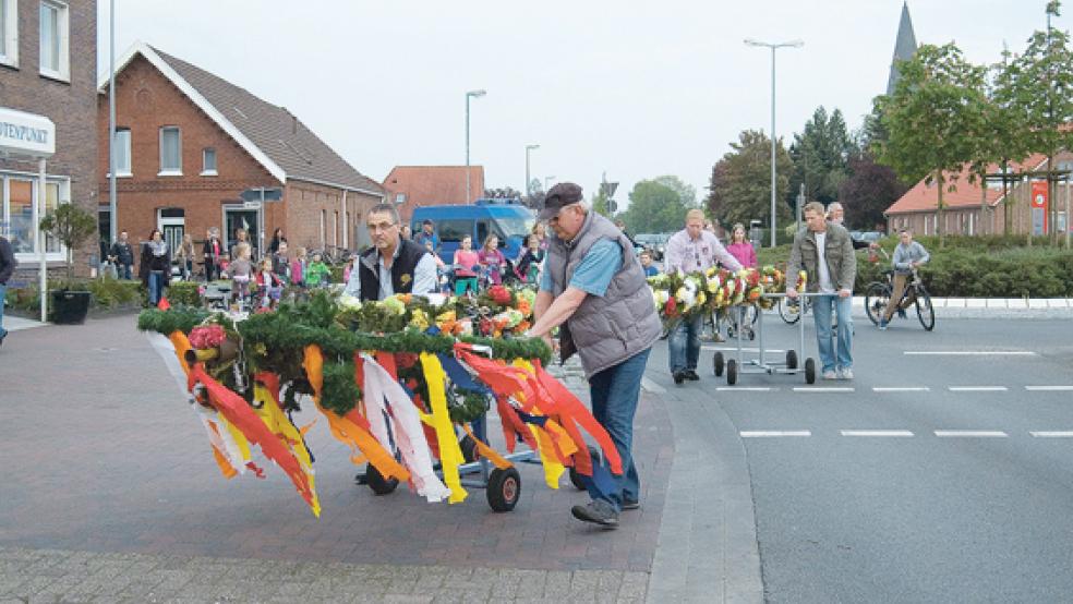 Vor zwei Jahren endete der Fahrradkorso mit dem Maibaum noch am »Knotenpunkt«. Das ist jetzt Vergangenheit, ab 2017 will der Dorfverein seinen Maibaum auf dem Parkplatz der ehemaligen Gaststätte Wessels aufstellen. © Foto: de Winter
