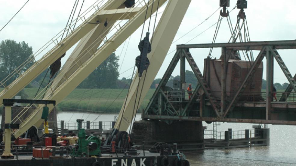 Nach der Bergung des Kontergewichts haben die Untersuchungen des Brückenpfeilers begonnen. © Foto: Szyska