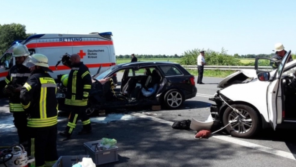 Drei Verletzte gab es heute bei einem Unfall auf der B 72 in Höhe der Abfahrt Stickhausen. Ein 60-Jähriger schwebt in Lebensgefahr, eine 65-Jährige wurde schwer, ein 73-Jähriger leicht verletzt. © Foto: Feuerwehr