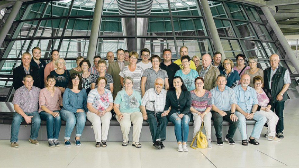 In der Reichtstagskuppel: Die Berlin-Besucher aus Ostfriesland und dem Emsland mit der CDU-Bundestagsabgeordneten Gitta Connemann. Zur Reisegruppe gehörte der Holocaust-Überlebende Albrecht Weinberg (Mitte mit Gehstock). © Foto: privat