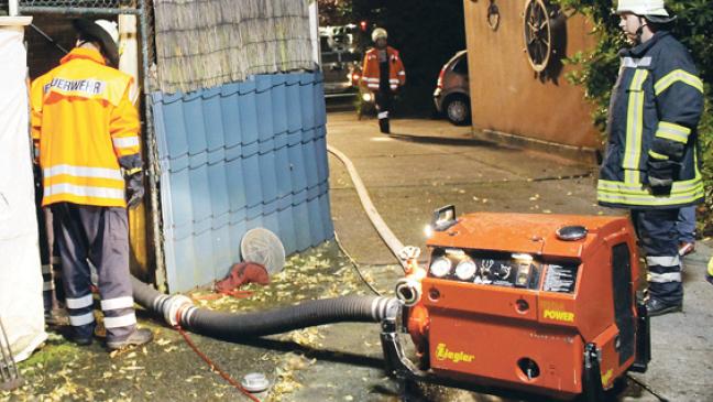 Feuerwehr pumpt Keller leer