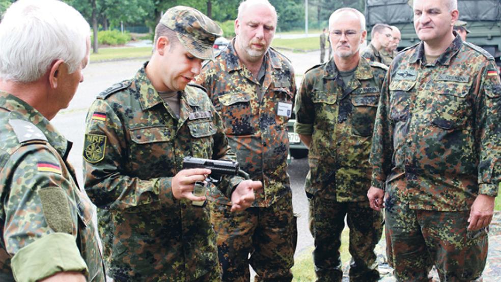 Der praktische Teil der Reservisten-Tagung in Leer wurde mit einer Einweisung in die Pistole P 8 begonnen. © Foto: Sanitätsdienst der Bundeswehr/Johann Hoogestraat