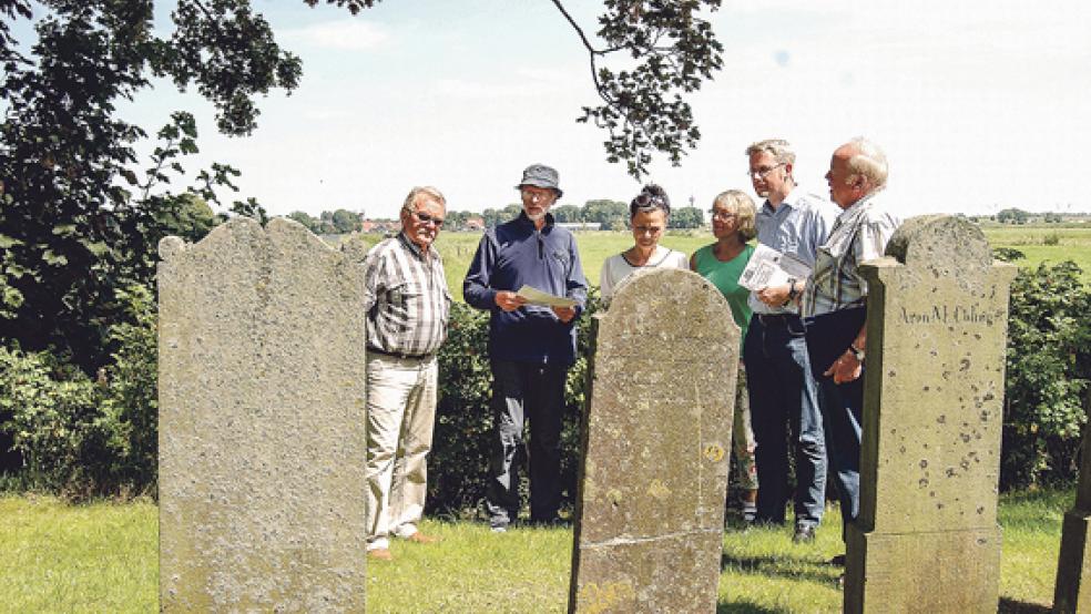 Auf Spurensuche: Von links Wolfgang Philipps und Gerhard Kronsweide vom Heimat- und Kulturverein, Gitta Connemann, Frieda Hensmann, Landratskandidat Dr. Dirk Lüerßen und Helmut Kaput bei der Besichtigung des jüdischen Friedhofs in Jemgum. © Foto: Hoegen