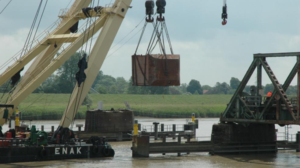 Nach der Bergung des Kontergewichts folgen die entscheidenden Untersuchungen der Friesenbrücke. © Foto: Szyska