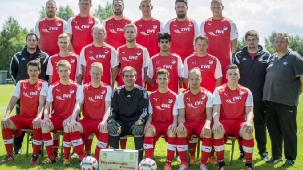 Der SV Ems Jemgum II vor der neuen Saison: (obere Reihe von links) Jan Plöger, Sven Wißmann, Jörg Klinkenborg, Tim Wähler, Yannik Vohs, Tim Schulte, (mitllere Reihe von links) Mario Leemhuis, Maik Brauer, Martin Reck, Andre Hilbrands, Mohamed Ali Alshamari, Marcel Sinning, Sascha Gustke, Jürgen Bärwald, (untere Reihe von links) Nils Boekhoff, Jens Rösing, Dennis Behrends, Jens Diddens, Sven ter Hark, Alwin Mühlena und Lukas Lüdemann. © Foto: Mentrup