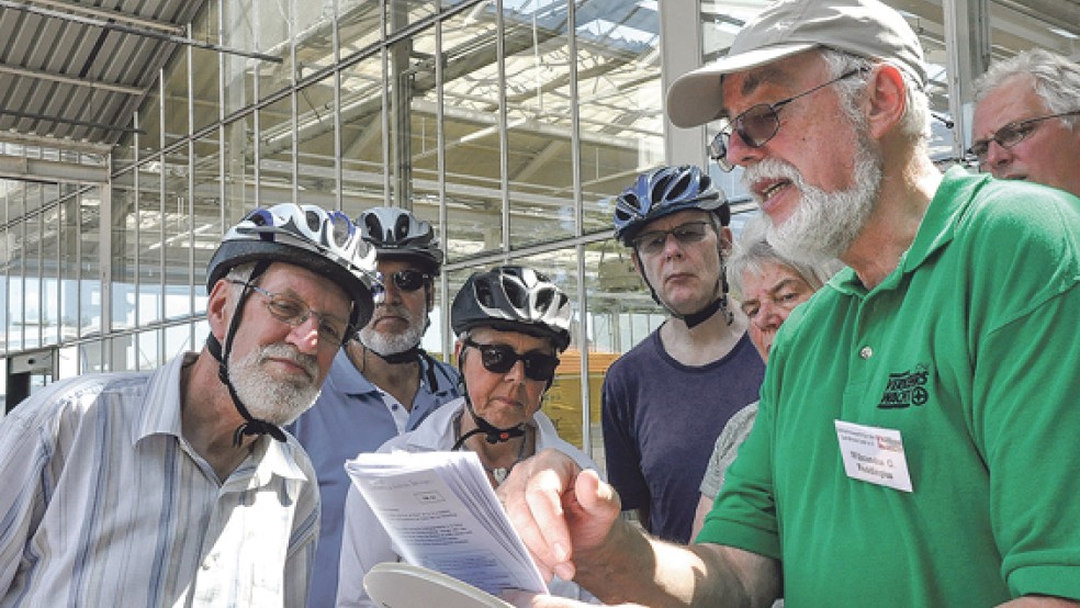 Wibrandus G. Reddingius (rechts) von der Leeraner Verkehrswacht erklärt den Kursteilnehmern eine Übung. © 