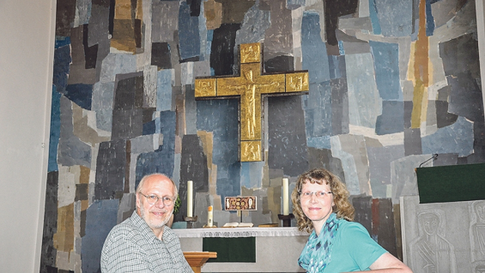 Pastor Bernhard Memenga und seine Frau Monika aus Bunde nehmen nach 29 Jahren Abschied. Das Ehepaar wird die freie Zeit nutzen, um mit dem Wohnmobil auf Reisen zugehen.  © Foto: Boelmann