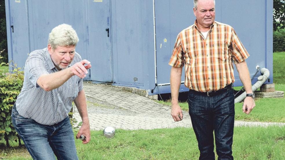 Bürgermeister Johann Tempel übte sich gestern im Pétanque-Spiel. Mitinitiator Peter Pfaff beobachtet, wo die Kugel landet.. © Foto: Zuidema