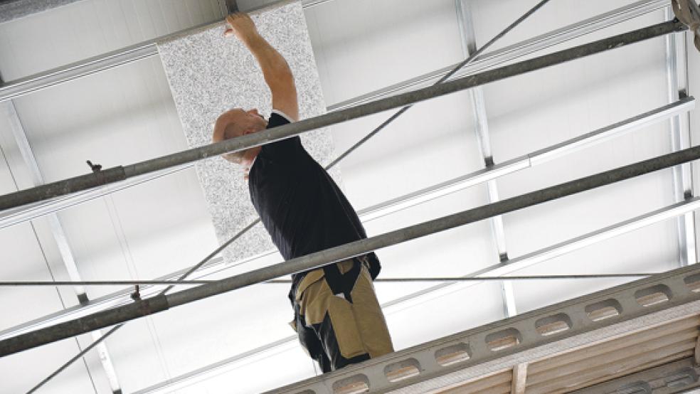 Mit schallisolierenden Platten wird derzeit dafür gesorgt, dass in der Halle des BSV Bingum Ruhe einkehrt. © Fotos: Zuidema