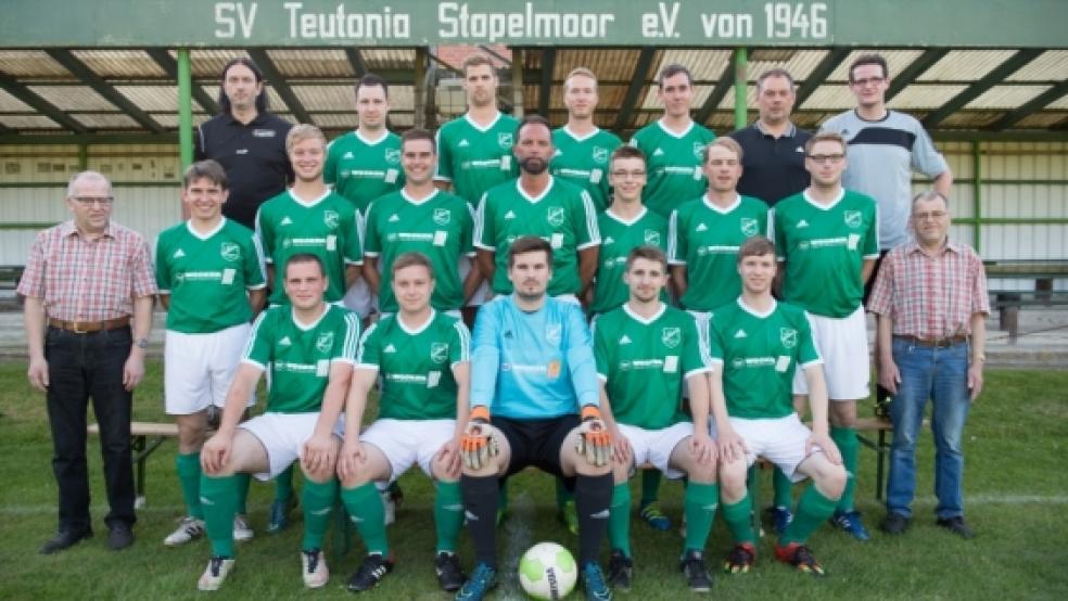 Teutonia Stapelmoor I vor der Saison 2016/17: (hintere Reihe v. l.): Trainer Jürgen Siemens, Nico Wessels, Stefan Schulz, Steffen van Lengen, Michael Dreesmann, Fußballobmann Manfred van Essen, Betreuer Andre Bonk, (mittlere Reihe v. l.) Betreuer Ailt Kruse, Spielertrainer Micha Gerke, Sven Siemens, Tammo Schmidt, Matthias Brink, Ingo Schulte, Timo de Buhr, Jannes Pannenborg, Betreuer Jakobus Kruse, (vordere Reihe v. l.) Fabian Meijer, Thorsten Rieks, Daniel Potrykus, Matthias Dreese und Thomas Klinkenborg. © Foto: Bruins