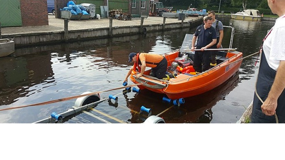 Ein Rollstuhlfahrer ist heute Mittag den Auricher Hafen gestürzt. Die Feuerwehr konnte den Mann retten.  © Foto: Stefan Decker (Feuerwehr)