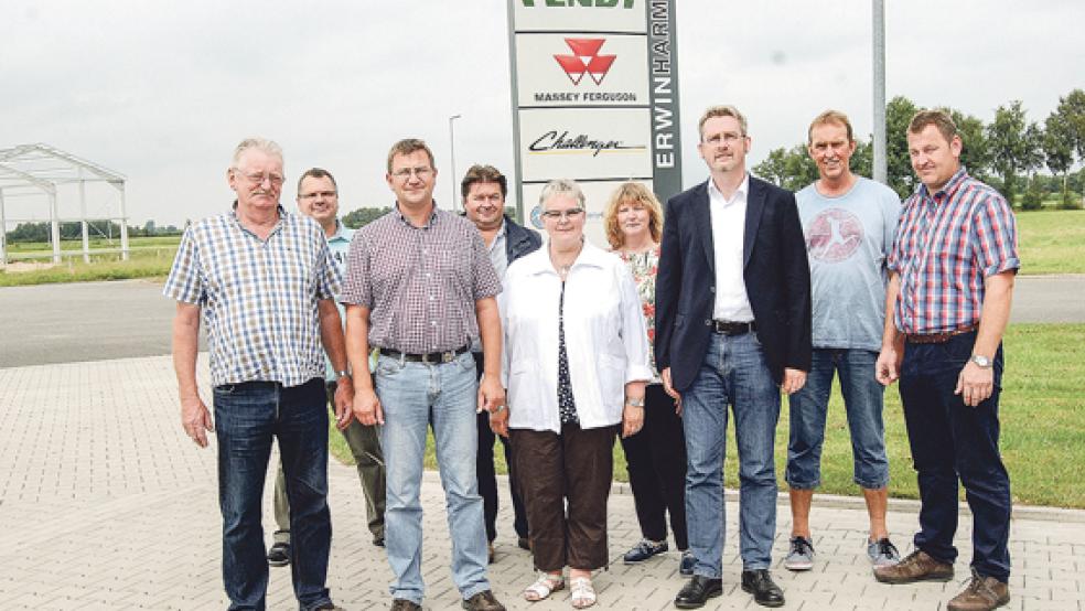 Die Firma Harms Agrartechnik besuchte eine Abordnung des CDU-Stadtverbandes zusammen mit einigen Kandidaten für den Stadtrat von Weener gestern im GewerbePark Rheiderland. Im Bild von links Broer Wübbena-Mecima, Andreas Silze, Firmeninhaber Erwin Harms, Uwe Schulte, Hildegard Hinderks, Johanne Pastoor, CDU-Landratskandidat Dr. Dirk Lüerßen, Reinhard Schüür und Andreas Groen. © Foto: Hoegen