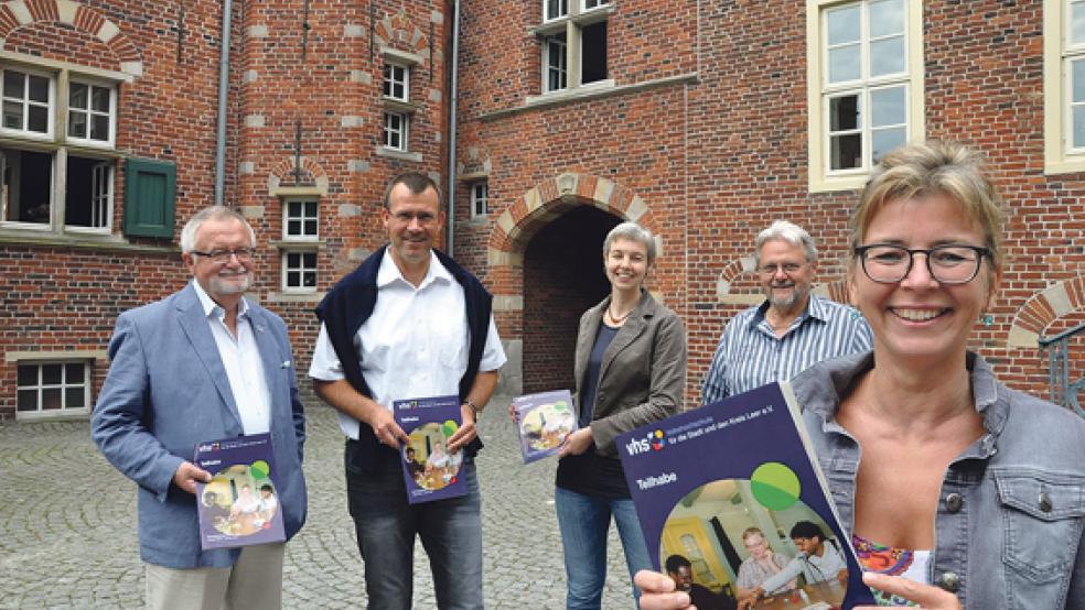 Stellten gestern das neue VHS-Halbjahresprogramm vor: Heike-Maria Pilk, Hans Fricke, Marion Weber, Detlev Maaß und Jörg Furch (von rechts).  © Foto: Boelmann