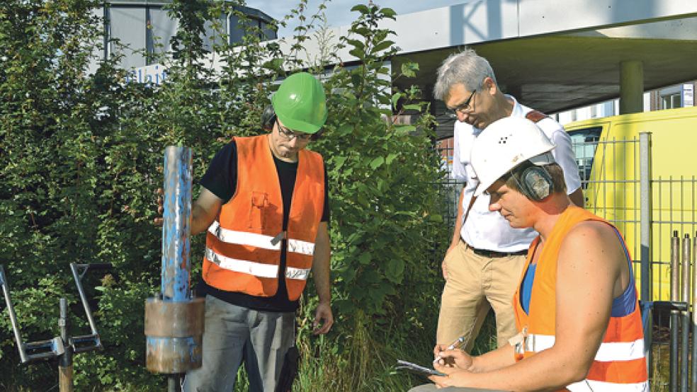 Stadtbaurat Carsten Schoch (mitte) machte sich beim Tunnel an der Bremer Straße in Leer ein Bild von den Arbeiten.  © Foto: Stadtverwaltung