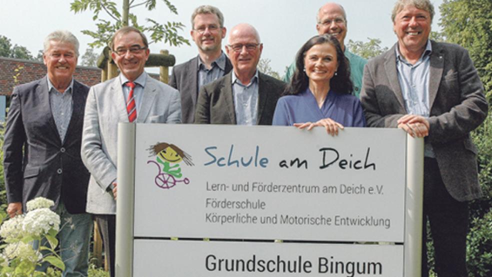 Vor der »Schule am Deich« in Bingum (von links): CDU-Ratsherr Johann Henning Keitel, Erster Kreisrat Rüdiger Reske, CDU-Landratskandidat Dirk Lüerßen, der Vorsitzende des Lern- und Förderzentrums am Deich, Michael Finke, die CDU-Bundestagsabgeordnete Gitta Connemann, Schulleiter Achim Beckers und der Beauftragte der CDU/CSU-Bundestagsfraktion für Menschen mit Behinderungen, Uwe Schummer. © Foto: Szyska