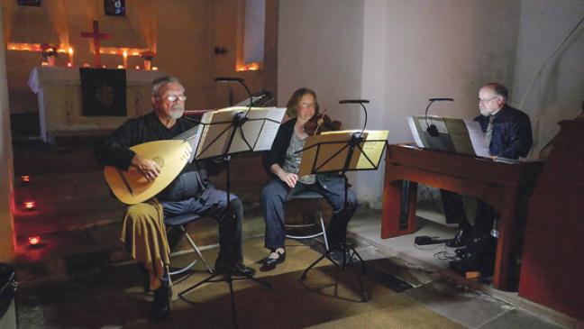 Musik bei  Kerzenschein in der Kirche