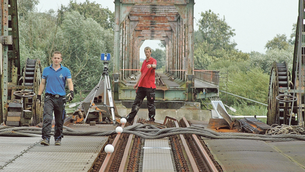 Mitarbeiter des Ingenieurbüros Drecoll aus Hannover waren auf der Friesenbrücke im Einsatz. © Foto: Szyska