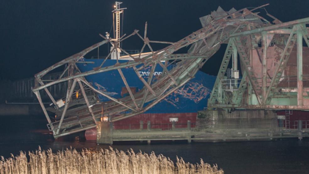 Knapp acht Monate nach dem Schiffsunfall an der Friesenbrücke hat die Staatsanwaltschaft die Ermittlungen gegen den Kapitän und den Lotsen des Frachters »Emsmoon« abgeschlossen und Strafbefehle beantragt. © Archivfoto: Mentrup