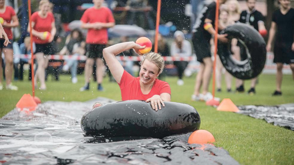 Beim Folienrutschen gab es nicht nur die meisten Lacher aus dem Publikum - auch die Sportler hatten ihren Spaß. © Fotos: Klemmer (7), Mentrup (2)