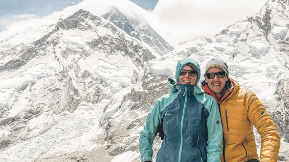 Den Gipfelsturm auf den Mount Everest (im Hintergrund) koordinierten Silvia und Matthias Taugwalder vom Basislager in knapp 5400 Meter Höhe aus. © Foto: Taugwalder