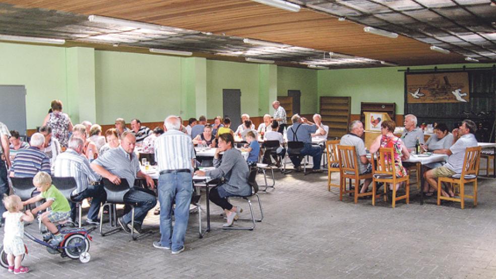 In der Kleintierhalle an der Kommerzienrat-Hesse-Straße feierte der Geflügelzuchtverein Weener jetzt mit über 50 Gästen aus dem gesamten Rheiderland, aber auch aus Westoverledingen und Winschoten. © Foto: privat