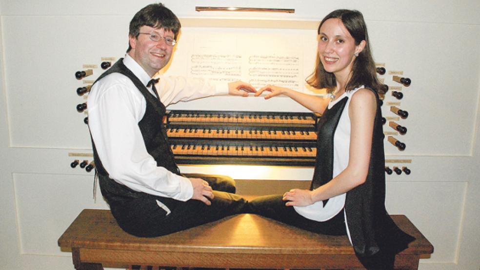 Winfried Dahlke und Darija Schneiderova an dem Spieltisch der Orgel in der Großen Kirche in Leer, deren Ursprünge bis in das 16. Jahrhundert reichen. © Foto: Kuper