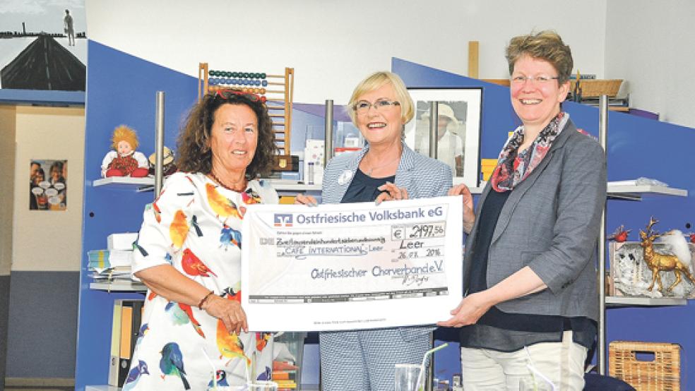 Glückliche Gesichter bei der Scheckübergabe (von links): Engeline Kramer (Café International), Heike Douglas (Präsidentin Ostfriesischer Chorverband) und Karin Wessels (Bundeschorleiterin). © Foto: Wolters