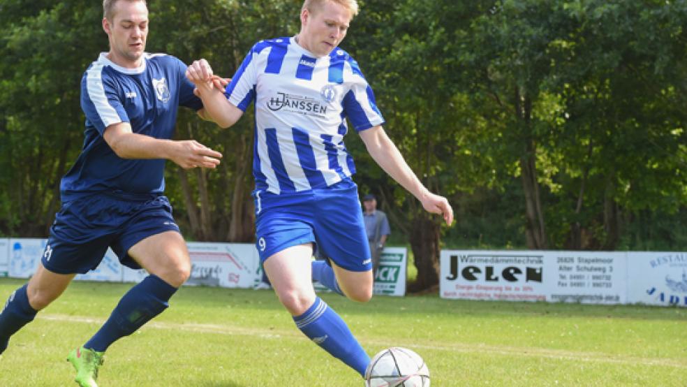 Ein verbissenes Pokalduell lieferten sich die Heidjer um Alfred Tamoschat (links) und die Möhlenwarfer um Nico Markus. © Foto: Bruins