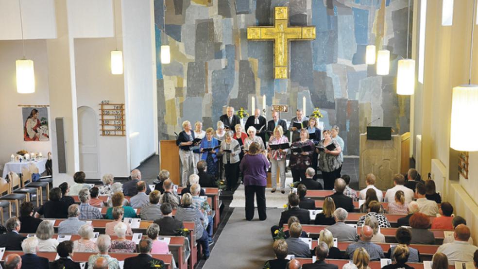 Pastor Bernhard Memenga wurde gestern in den Ruhestand verabschiedet. Der Kirchenchor trat auch auf. Die Emmauskirche in Bunde war bis auf den letzten Platz gefüllt. © Foto: Boelmann