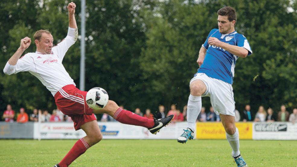 Vergeblich streckten sich die Jemgumer um Neuzugang Johann Lübbers (links) gegen die Emder um Tido Steffens. Der SV Ems enttäuschte bei der 0:3-Niederlage allerdings nicht. © Fotos: Mentrup