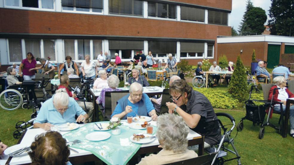 Unter freiem Himmel genossen die Bewohner des Altenzentrums an der Mühlenstraße jetzt ihr Mittagessen. © Foto: privat