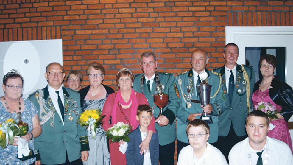 Das Königshaus, vorne von links: Prinzessin Anneliese Harms, 2. Adjutant Heino Peter Fohrden mit Frau Jannette, dazwischen Bürgerkönigin Claudia Nikesch, Königin Tine und König Norbert Wachs mit Enkelkind, Kaiser Reent Reents, 1. Adjutant Detlef Haseborg mit Frau Sylvia. Vorne kniend: Schülerkönig Hermann Frey und Jugendkönig Jannek Kruse. © Fotos: privat