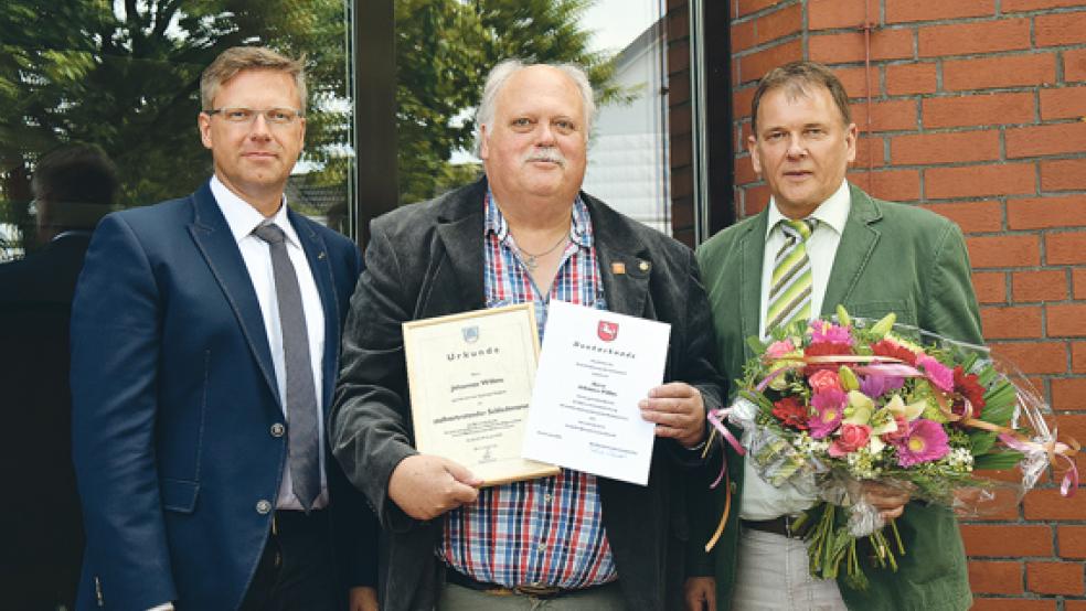 Der ehemalige Schiedsmann Johannes Willms (Mitte) wurde gestern von Bürgermeister Gerald Sap (rechts) und Richter Heiko Brahms vom Amtsgericht in Leer offiziell von seinem Amt entbunden. © Foto: Zuidema