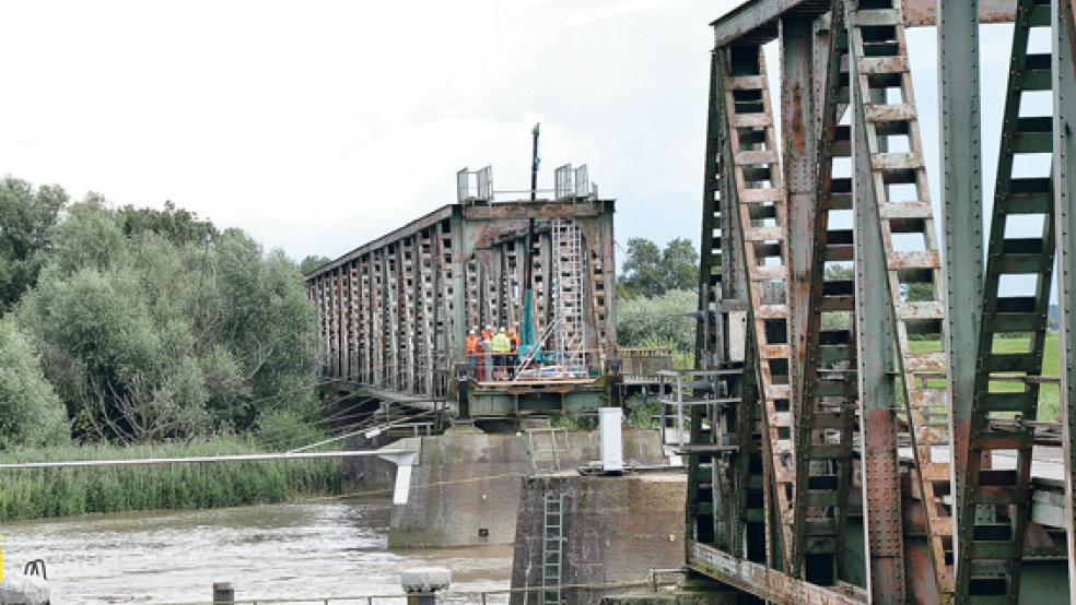 Seit gestern wird an der Friesenbrücke in Weener wieder gearbeitet: Die Papenburger Meyer Werft hat eine Firma damit beauftragt, Endpfosten abzubauen.  © Foto: Boelmann