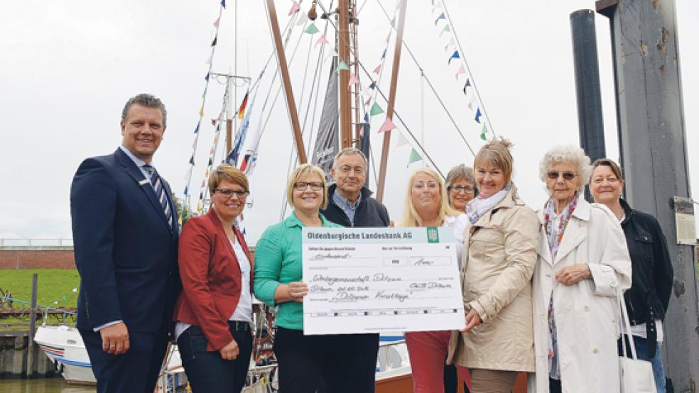 Bei der Spendenübergabe: (von links) Hermann Kruse und Silvia Keiser von der OLB, Janna Striek und Gerold Schmidt (beide Organisatorenteam), Steffi Bruhns als Vorsitzende der Werbegemeinschaft sowie Sabine Groothuis, Carola Bruhns, Anni Teichgräber und Karin Bohr, ebenfalls vom Organisationsteam der »Ditzumer Kunsttage«.  © Foto: Himstedt