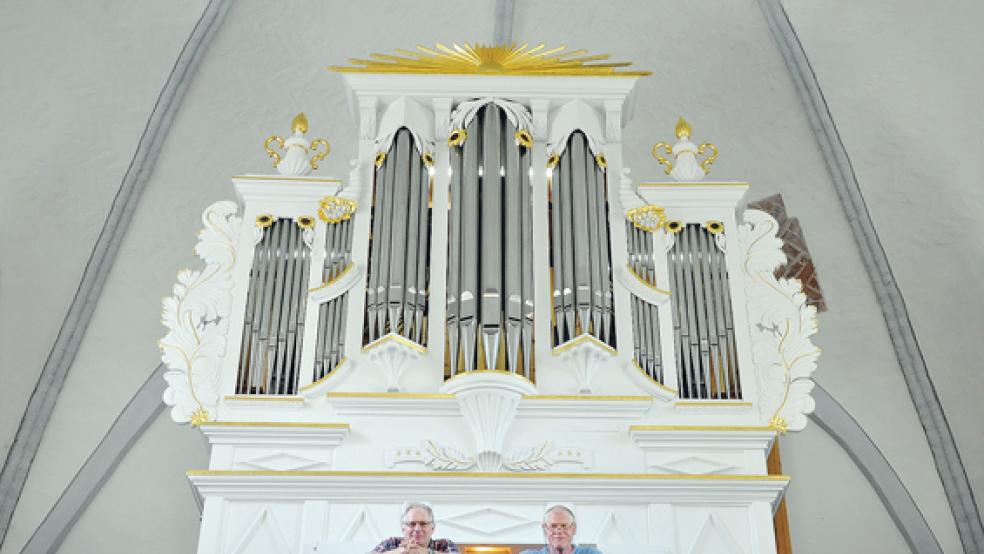 Reinalt Klein (links) und Claude Jaccard haben 1500 Orgelpfeifen in der Kreuzkirche in Stapelmoor gereinigt.  © Foto: Boelmann