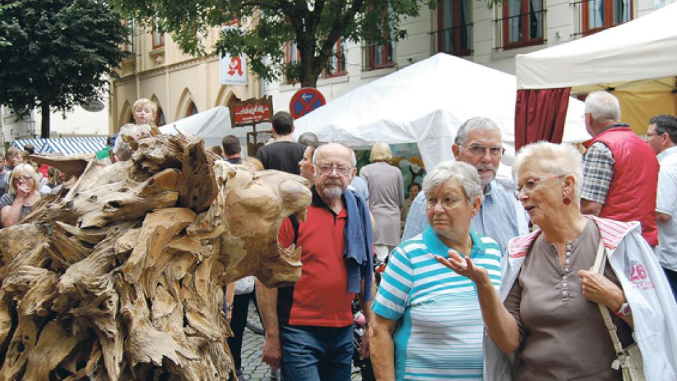 Kunst zum Staunen: Große Tierfiguren aus Treibholzstücken gehörten zu den vielbewunderten Objekten auf dem Markt. © Foto: Janßen