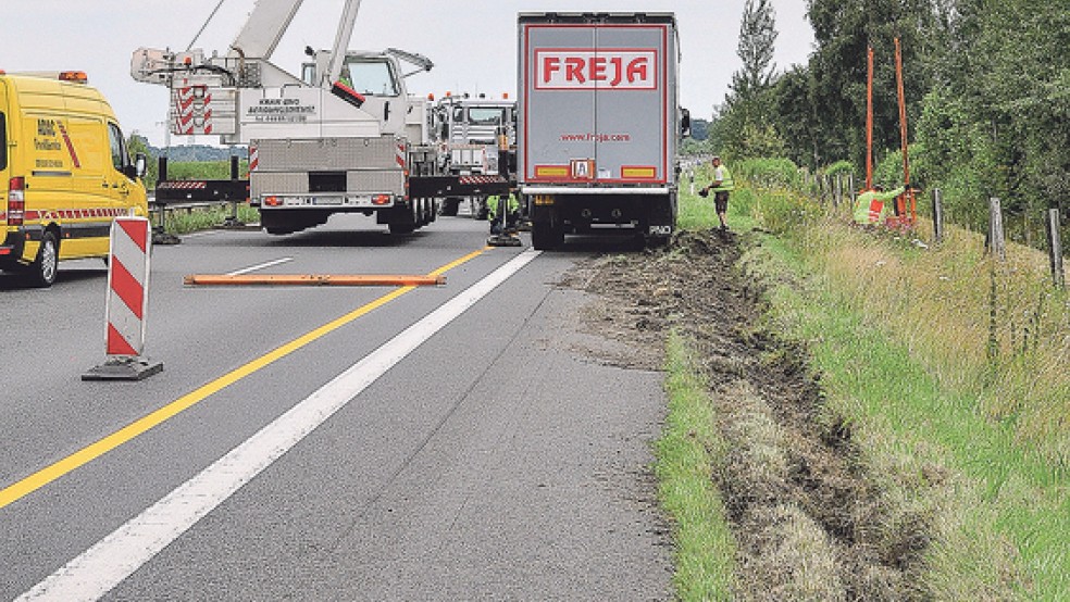 Dieser mit Altpapier baladene Lastwagen verunglückte am Dienstag um 15.45 Uhr auf der Autobahn 28. © Foto: Wolters