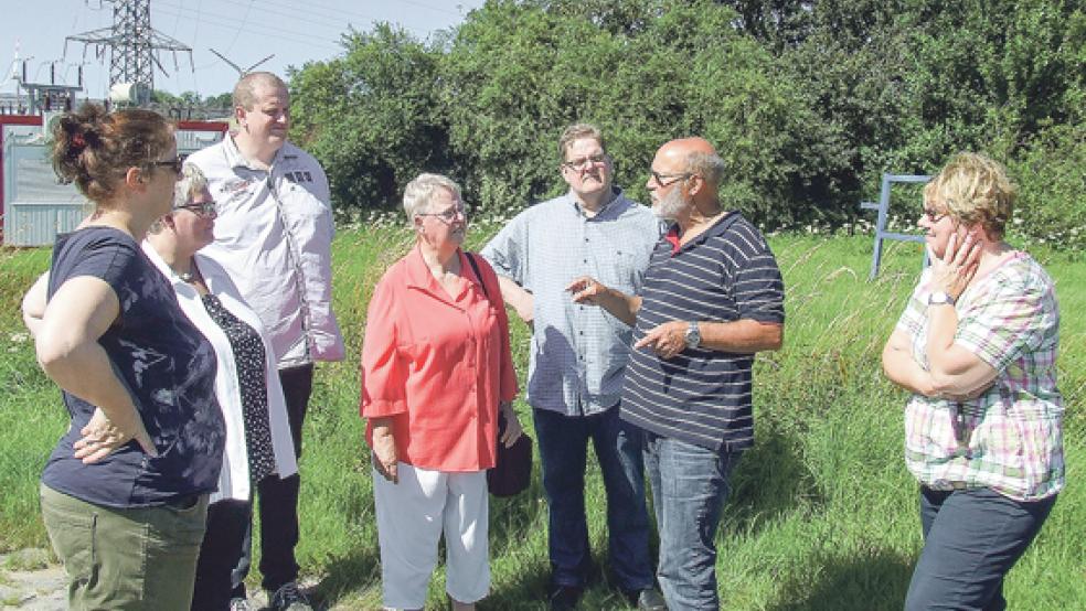Vertreter des ADFC Rheiderland und der Stadt Weener trafen sich und besprachen das Überquerungsproblem an der B436 vor Weener. © Foto: privat